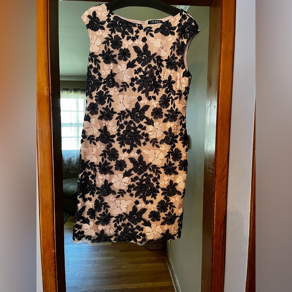 Dresses - Picture 3 of 8
